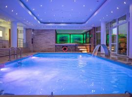 卡帕提亚酒店，位于锡纳亚的带泳池的酒店