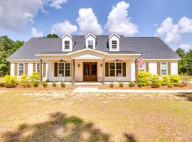 Stylish Hephzibah Home with Fire Pit and Theater Room!，位于Hephzibah的酒店