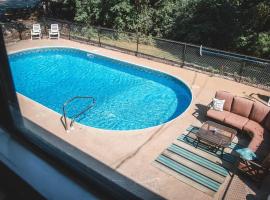 The Retreat with Private Pool and Hot Tub!，位于希科里的酒店