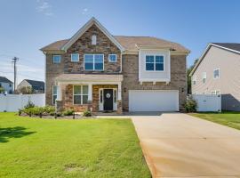 Greer Family Home with Library, Sunroom and Backyard!，位于邓肯的酒店