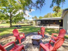 Charming Canalfront Retreat with Double Boat Slip!，位于Astor的酒店