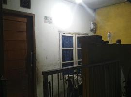 Gondrong guest house，位于Cipondoh的度假屋