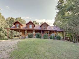 Peaceful Whitley City Cabin on 10 Wooded Acres!，位于Whitley City的酒店