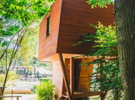 Utopia Village - Art & Nature Lodges，位于Jurbise的山林小屋