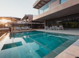 Beautiful villa with private pool near sea，位于巴斯卡的带按摩浴缸的酒店
