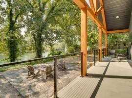 Riverfront Salesville Cabin Rental with Shared Dock!，位于Norfork的酒店