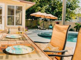 Sun & Fun 3BR Beach Home with Pool & Tiki Bar，位于杰克逊维尔的乡村别墅