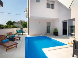 Family-friendly apartments with swimming pool Vir - 21760