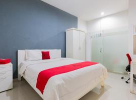 RedDoorz Plus near Living Plaza Jababeka，位于贝克西的旅馆