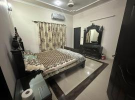 Bahria Town - 10 Marla 2 Bed rooms Portion for families only，位于拉合尔的乡村别墅
