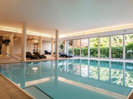 传奇公寓酒店，位于奥西亚歇尔湖畔施泰因多夫的带泳池的酒店