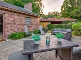 Spacious Little Rock Home with Patio - 9 Mi to Dtwn!，位于小石城的酒店