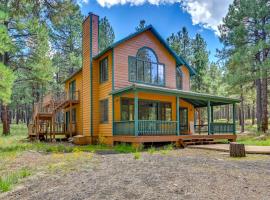 Rural Cabin Bordering Coconino National Forest!，位于Parks的度假屋