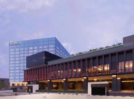 Hilton Bengaluru Embassy Manyata Business Park，位于班加罗尔的带泳池的酒店
