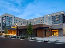 Embassy Suites By Hilton Alpharetta Halcyon，位于阿尔法利塔的带泳池的酒店