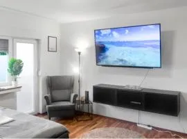 Relax Oasis with 65 SmartTV, Kitchen and Balcony