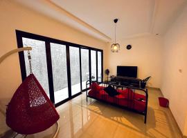 4-Bedroom Home in South Jakarta Nuansa Swadarma Residence by Le Ciel Hospitality，位于雅加达的酒店