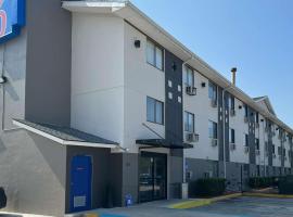 Motel 6 -Newest -Ultra Sparkling Approved - Chiropractor Approved Beds - New Elevator - Robotic Massages - New 2024 Amenities - New Rooms - New Flat Screen TVs - All American Staff - Walk to Longhorn Steakhouse and Ruby Tuesday -CALL & SAVE - 912-729-6888，位于金斯兰的酒店