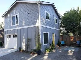 Alki Beach Cottage, NEW, 2 bedrooms, 2 bathrooms, near beach, AC, WD, Parking