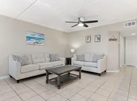 2 Bed 1 Bath Condo By Beach & Entertainment