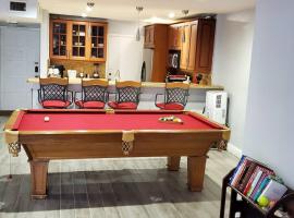 Fully Furnished, Beautiful, Spacious Two Bedroom Condo，位于兰德尔希尔的酒店
