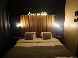 Chambre avec jacuzzi ou Chalets dans les bois，位于Gesves的酒店