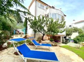 Apartment Didi with private garden, close to the Krk center