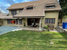 OAK HOUSE, Entire holiday home, Self catering, fully equipped, double storey, 3 bedroom, 2 bathroom, outside entertainment, Braai area, 300sqm home，位于希尔克雷斯特的公寓