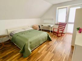 Komfortowy pokój dla dwojga z balkonem Marcinkowicka，位于新松奇的民宿
