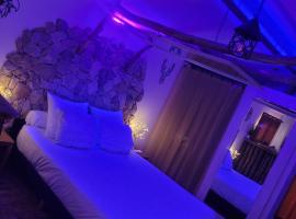 LOVE Room Danslesbois avec spa，位于屈热莱潘的情趣酒店