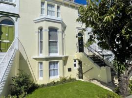 Garden flat in 'Little Chelsea'，位于伊斯特布恩的公寓