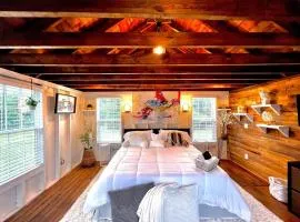 Tiny House Hideaway with King Bed