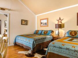 #3 Wrangler~Bandera Tin Star~Bandera, TX.，位于班德拉的酒店