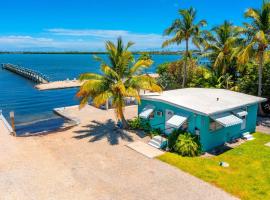 Waterfront Cozy Cottage with Boat Ramp & Dock，位于小图奇凯的酒店