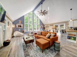 Modern Cabin w/Hot Tub & Fire Pit!，位于Hedgesville的酒店