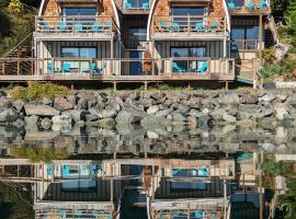 Jade Resort-Oceanfront Suites in Gowlland Harbour，位于Heriot Bay的公寓