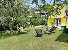 Villa con giardino privato, tre camere, due bagni