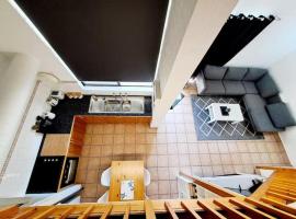 Carras Loft Villa Near the Sea Sleeps 5，位于曼哲拉的公寓式酒店