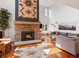 Modern/Rustic 2 Story Condo/3 Min Walk to Village，位于蓝山的酒店