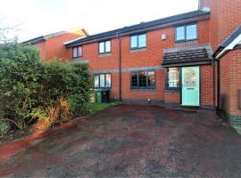 Beautiful 2-Bed House in Bolton with free parking，位于博尔顿的度假短租房