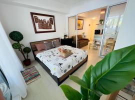 Riel's Condotel in AZURE Beach Resort Residences，位于马尼拉的酒店