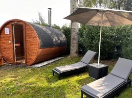 VELUWE VAKANTIES Chalets With Private Barrel Sauna - With Pool Bar and Restaurant Facilities in the Veluwe National Park，位于皮滕的酒店