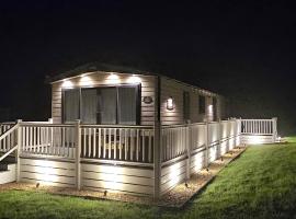 Hot Tub Lodge Cornwall - Meadow Lakes Holiday Park，位于圣奥斯特尔的酒店