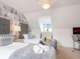 Loughton House - Central Location - Free Parking, Private Garden, Super-Fast Wifi and Smart TVs by Yoko Property