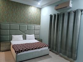Hotel Taj Palace Multan，位于木尔坦的酒店