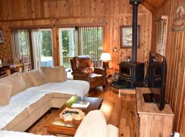 Quiet and Comfy 3bed/2bath - Chalet with hot tub.，位于Cedar的酒店