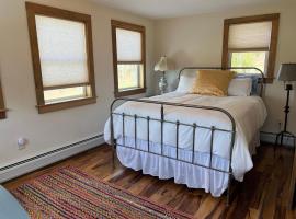 French Woods Farmhouse Bed & Breakfast，位于Hancock的酒店