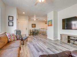 Mesquite Vacation Rental Condo with Community Pool!，位于梅斯基特的酒店