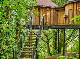 Treehouse in Devon - 2 bedrooms and hot tub，位于比沃辛的酒店