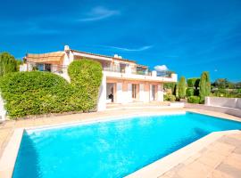 "La Chantyviere" Villa vue Exceptionnelle 180 degrés sur St Tropez avec plage privée，位于圣马克西姆的酒店